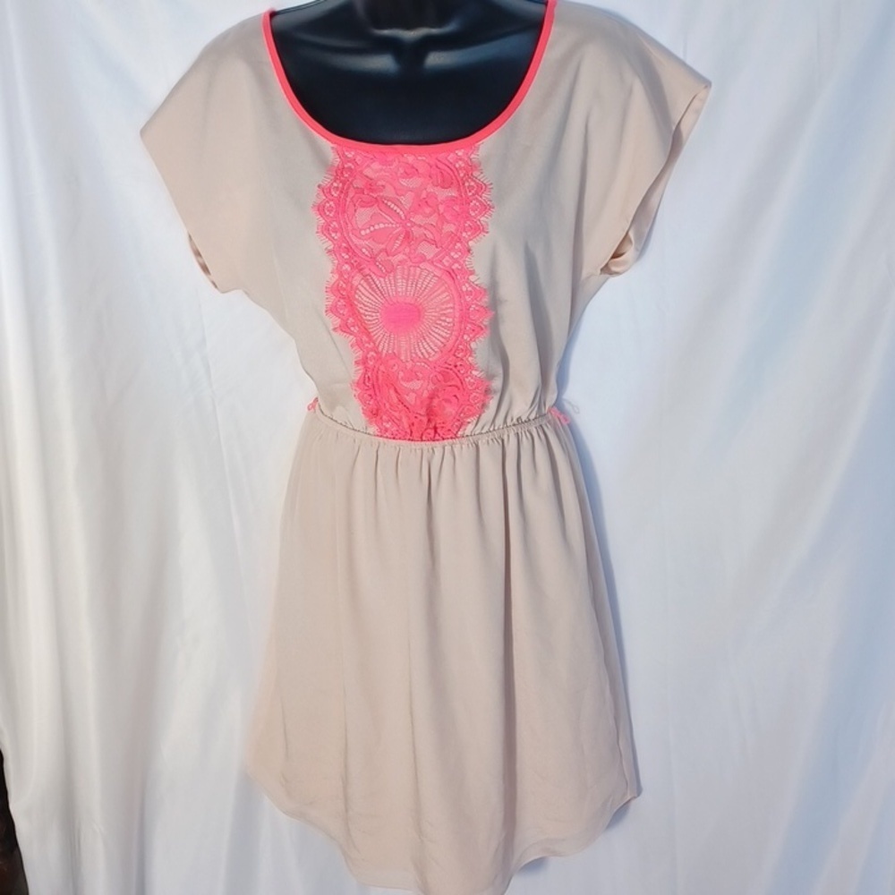 Express women’s queen sugar dress with lace hot pink pattern~ Size Small, lined